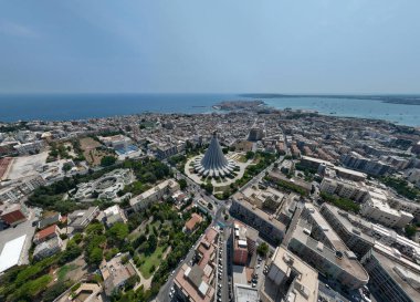 Syracuse, Sicilya, İtalya 'daki Madonna delle Lacrime Bazilikası' nın hava görüntüsü. 20. yüzyıl Roma Katolik Marian türbesi kilisesi..