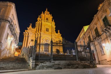 Barok Duomo di San Giorgio Katedrali veya Ragusa İbla, Sicilya, İtalya 'daki San Giorgio Katedrali' nde 250 adımlık bir uçuş, muazzam sütunlar, azizlerin heykelleri ve dekore edilmiş portallar bulunmaktadır.