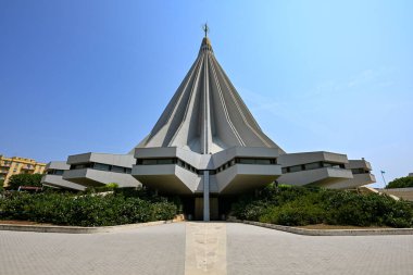 İtalya, Sicilya 'daki Madonna delle Lacrime Bazilikası. 20. yüzyıl Roma Katolik Marian türbesi kilisesi..