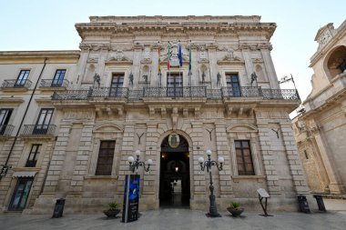 Syracuse, İtalya - 24 Ağustos 2023: Syracuse Katedrali üzerindeki belediye binası - Ortygia Adası, Sicilya, İtalya