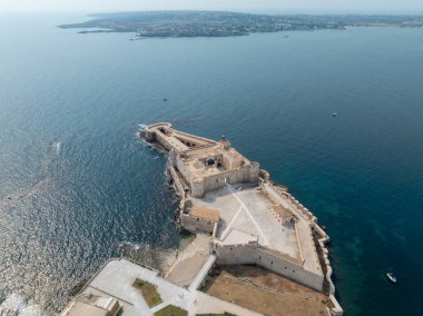 Ortigia, Syracuse, Sicilya, İtalya 'daki Maniace Kalesi' nin havadan görünüşü