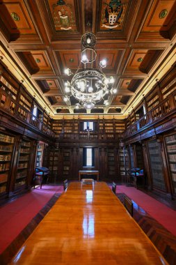 Syracuse, İtalya - 24 Ağustos 2023: Alagonya Kütüphanesi Katedral Meydanı 'ndaki Başpiskopos Sarayı, Ortygia Adası, Syracuse, Sicilya Adası, İtalya.