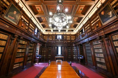 Syracuse, İtalya - 24 Ağustos 2023: Alagonya Kütüphanesi Katedral Meydanı 'ndaki Başpiskopos Sarayı, Ortygia Adası, Syracuse, Sicilya Adası, İtalya.