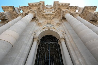 Sicilya, İtalya 'daki Syracuse katedrali. Duomo di Siracusa 7. yüzyılda inşa edildi.