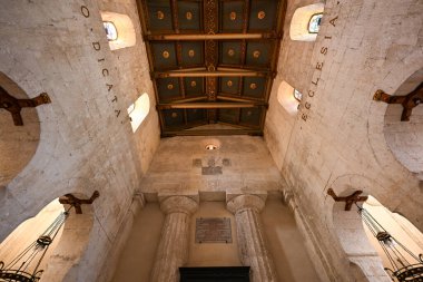 Syracuse, İtalya - 24 Ağustos 2023: Syracuse, Sicilya, İtalya 'daki Katedral' in İçi. Duomo di Siracusa 7. yüzyılda inşa edildi.