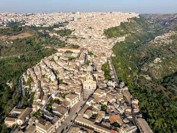 İtalya Ragusa Ibla, Sicilya 'daki San Giorgio Katedrali' ndeki Barok Duomo di San Giorgio 'nun havadan görünüşü 250 adımlık bir uçuş, muazzam sütunlar, aziz heykelleri ve dekore edilmiş portallar içermektedir.