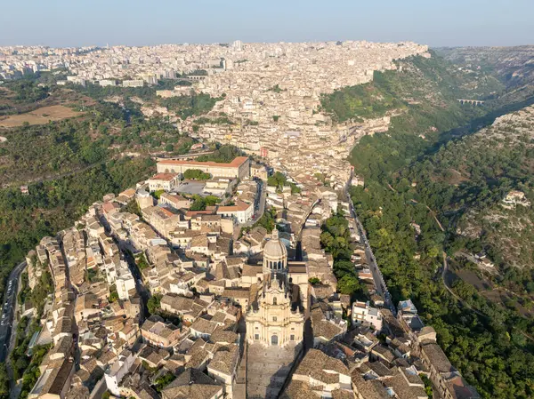 İtalya Ragusa Ibla, Sicilya 'daki San Giorgio Katedrali' ndeki Barok Duomo di San Giorgio 'nun havadan görünüşü 250 adımlık bir uçuş, muazzam sütunlar, aziz heykelleri ve dekore edilmiş portallar içermektedir.