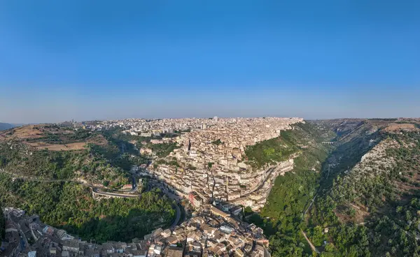 Ragusa İbla 'nın havadan görünüşü. Ragusa İbla 'nın yukarıdan görünüşü, Ragusa ili, Val di Noto, Sicilya, İtalya.