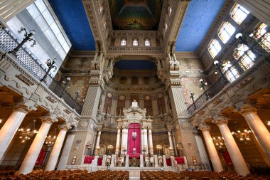 Roma, İtalya - 31 Ağustos 2023: Büyük Roma Sinagogu. Roma 'daki Yahudi cemaati M.Ö. 2. yüzyıla kadar gitse de, şu anki sinagog binası 1870 yılından kalma..