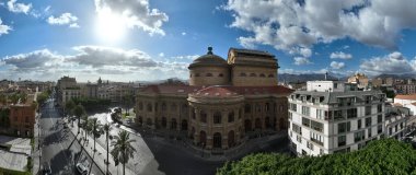 Teatro Massimo Vittorio Emanuele, daha çok Teatro Massimo olarak da bilinir, İtalya 'nın en büyük opera binası olup Avrupa' nın en büyük binalarından biridir.
