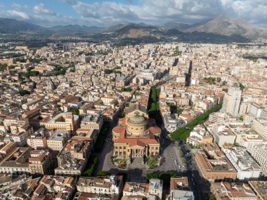 Teatro Massimo Vittorio Emanuele, daha çok Teatro Massimo olarak da bilinir, İtalya 'nın en büyük opera binası olup Avrupa' nın en büyük binalarından biridir.