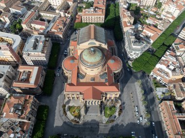Teatro Massimo Vittorio Emanuele, daha çok Teatro Massimo olarak da bilinir, İtalya 'nın en büyük opera binası olup Avrupa' nın en büyük binalarından biridir.