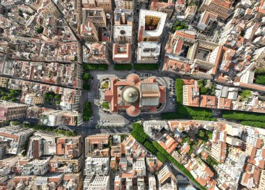 Teatro Massimo Vittorio Emanuele, daha çok Teatro Massimo olarak da bilinir, İtalya 'nın en büyük opera binası olup Avrupa' nın en büyük binalarından biridir.