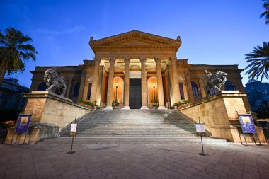 Teatro Massimo Vittorio Emanuele (daha çok Teatro Massimo olarak bilinir), İtalya 'nın en büyük opera binası olup Avrupa' nın en büyük binalarından biridir.