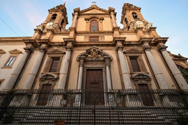 Sicilya Adası 'nın başkenti Palermo' daki Aziz Ignatius Kilisesi 'nin cephesi.