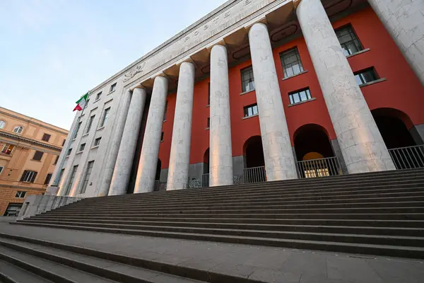 Palermo, İtalya - 30 Ağustos 2023: Palermo, Sicilya, İtalya 'daki postane binasının görüntüsü.