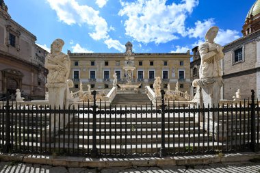 Pretoria Meydanı 'ndaki Pretoria çeşmesinin tarihi merkezi Sicilya, İtalya