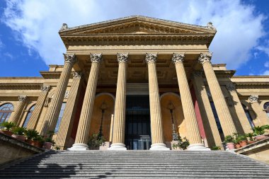 Teatro Massimo Vittorio Emanuele (daha çok Teatro Massimo olarak bilinir), İtalya 'nın en büyük opera binası olup Avrupa' nın en büyük binalarından biridir.