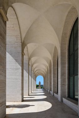 Palazzo della Civilita Italiana (İtalyan Medeniyeti Sarayı). Sede Fendi Roma. Viale della Civilt del Lavoro. İtalya 'nın Roma ilçesi.