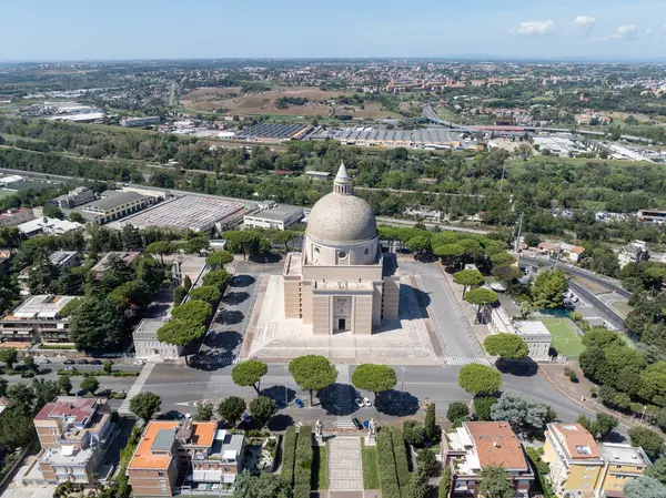 Saint Peter ve Paul Katedrali 'nin (Basilica dei Santi Pietro e Paolo) Roma' nın EUR ilçesindeki hava manzarası.