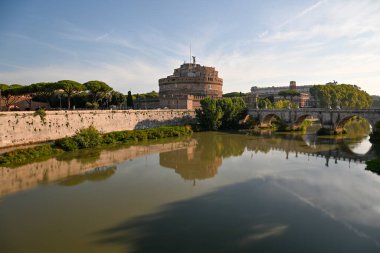 Castel Sant'Angelo, Roma'da Tiber Nehri boyunca rotunda şeklinde ortaçağ kalesi, İtalya.