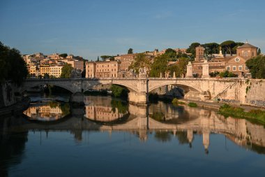 Ponte Vittorio Emanuele II köprüsü Roma, İtalya 'daki Tiber Nehri' ne yansıdı.