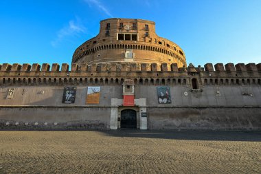 Castel Sant'Angelo, Roma'da Tiber Nehri boyunca rotunda şeklinde ortaçağ kalesi, İtalya.