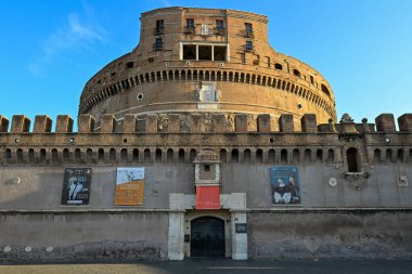 Castel Sant'Angelo, Roma'da Tiber Nehri boyunca rotunda şeklinde ortaçağ kalesi, İtalya.