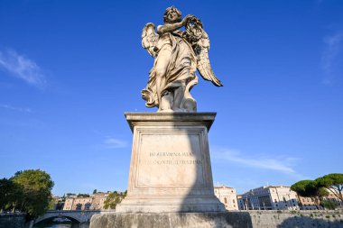 İtalya, Roma 'daki Saint Angelo Köprüsü boyunca uzanan heykel manzarası