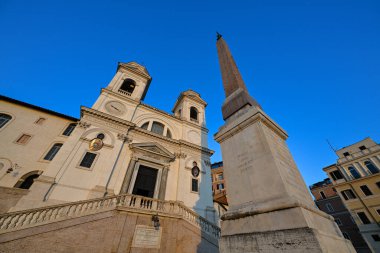 Sallustiano Obelisk ve Trinita dei Monti Kilisesi Roma, İtalya.