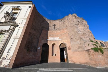 Basilica di Santa Maria degli Angeli e dei Martiri Roma 'da Aziz Meryem Bazilikası ve Cumhuriyet Meydanı' nda Şehitler Bazilikası olarak yazılmıştır..