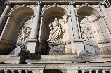 Musa 'nın Çeşmesi (mutlu su çeşmesi) Roma, İtalya' da. Musa 'nın tasviri kayadaki su kaynağını gösteriyor..