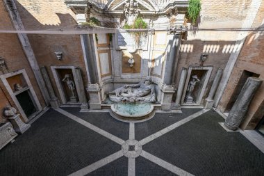 İtalya, Roma 'daki Capitoline Müzesi Palazzo Nuovo' ya karşı Marforio 'nun antik bir heykelinin manzarası.
