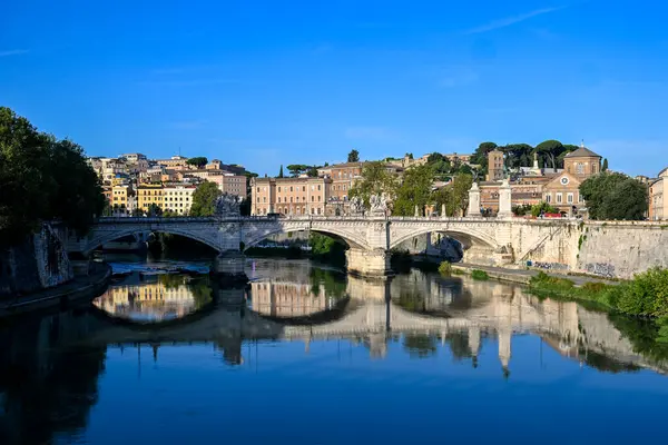 Ponte Vittorio Emanuele II köprüsü Roma, İtalya 'daki Tiber Nehri' ne yansıdı.