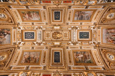 Roma, İtalya - 1 Eylül 2023: Roma, İtalya 'da Tiber Nehri boyunca uzanan rotunda şeklinde bir ortaçağ şatosu olan Castel Sant' Angelo 'nun iç manzarası.