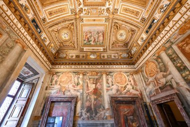 Roma, İtalya - 1 Eylül 2023: Roma, İtalya 'da Tiber Nehri boyunca uzanan rotunda şeklinde bir ortaçağ şatosu olan Castel Sant' Angelo 'nun iç manzarası.