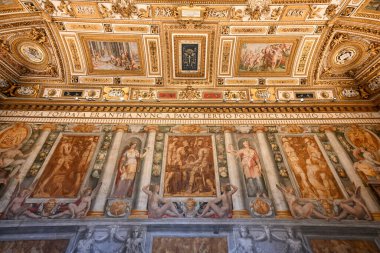 Roma, İtalya - 1 Eylül 2023: Roma, İtalya 'da Tiber Nehri boyunca uzanan rotunda şeklinde bir ortaçağ şatosu olan Castel Sant' Angelo 'nun iç manzarası.