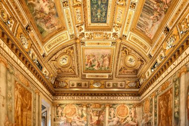 Roma, İtalya - 1 Eylül 2023: Roma, İtalya 'da Tiber Nehri boyunca uzanan rotunda şeklinde bir ortaçağ şatosu olan Castel Sant' Angelo 'nun iç manzarası.