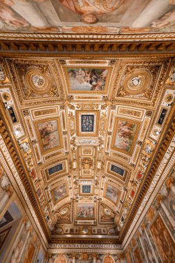 Roma, İtalya - 1 Eylül 2023: Roma, İtalya 'da Tiber Nehri boyunca uzanan rotunda şeklinde bir ortaçağ şatosu olan Castel Sant' Angelo 'nun iç manzarası.