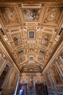 Roma, İtalya - 1 Eylül 2023: Roma, İtalya 'da Tiber Nehri boyunca uzanan rotunda şeklinde bir ortaçağ şatosu olan Castel Sant' Angelo 'nun iç manzarası.