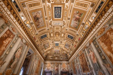 Roma, İtalya - 1 Eylül 2023: Roma, İtalya 'da Tiber Nehri boyunca uzanan rotunda şeklinde bir ortaçağ şatosu olan Castel Sant' Angelo 'nun iç manzarası.