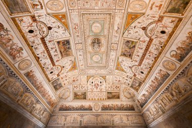 Roma, İtalya - 1 Eylül 2023: Roma, İtalya 'da Tiber Nehri boyunca uzanan rotunda şeklinde bir ortaçağ şatosu olan Castel Sant' Angelo 'nun iç manzarası.