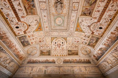 Roma, İtalya - 1 Eylül 2023: Roma, İtalya 'da Tiber Nehri boyunca uzanan rotunda şeklinde bir ortaçağ şatosu olan Castel Sant' Angelo 'nun iç manzarası.