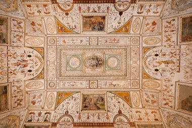 Roma, İtalya - 1 Eylül 2023: Roma, İtalya 'da Tiber Nehri boyunca uzanan rotunda şeklinde bir ortaçağ şatosu olan Castel Sant' Angelo 'nun iç manzarası.