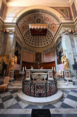 Roma, İtalya - 31 Ağustos 2023: Pescheria 'da Chiesa di Sant' Angelo 'nun iç mimarisi, Roma, İtalya' da kilise.