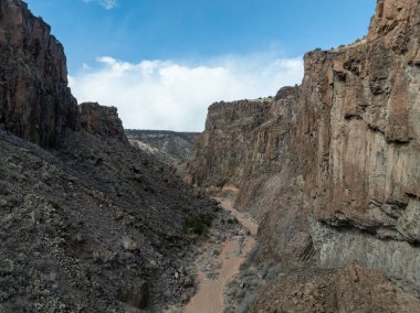 Santa Fe ile Albuquerque, New Mexico arasındaki güneybatı çölünde Diablo Kanyonu.