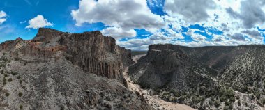 Santa Fe ile Albuquerque, New Mexico arasındaki güneybatı çölünde Diablo Kanyonu.