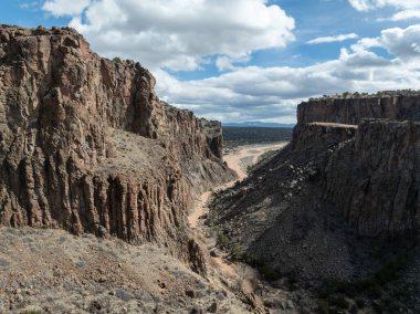 Santa Fe ile Albuquerque, New Mexico arasındaki güneybatı çölünde Diablo Kanyonu.