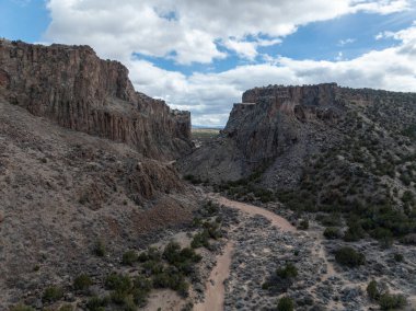 Santa Fe ile Albuquerque, New Mexico arasındaki güneybatı çölünde Diablo Kanyonu.