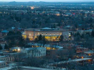 New Mexico Capitol Binası Santa Fe, New Mexico 'da. Sendikadaki tek yuvarlak meclis binası..